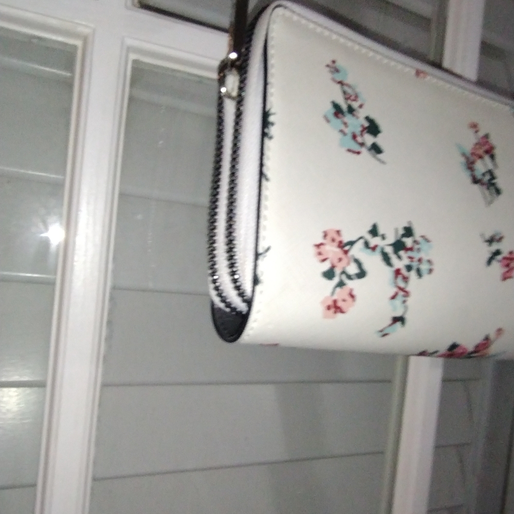Elegant Floral Crossbody Bag with Stud Accents - Picture 7 of 17